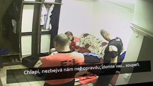 Góly domluvené na pumpě, dělení úplatků v šatně rozhodčích. Záběry usvědčují fotbalovou korupci