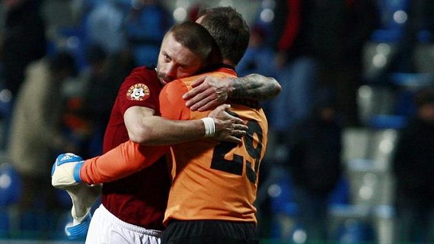 Letenští mazáci Tomáš Řepka (vlevo) a brankář Jaromír Blažek se mohou radovat, jejich Sparta je po dlouhé době první. Letenští mazáci Tomáš Řepka (vlevo) a brankář Jaromír Blažek se mohou radovat, jejich Sparta je po dlouhé době první.