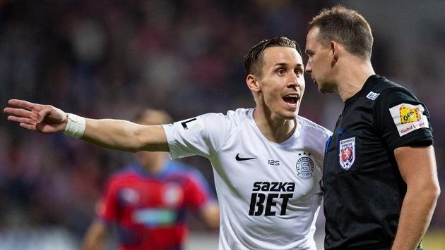 Josef Šural ze Sparty a rozhodčí Pavel Julínek během utkání v Plzni. Josef Šural ze Sparty a rozhodčí Pavel Julínek během utkání v Plzni.