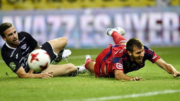Z utkání 1. předkola Evropské ligy: o míč bojují Milan Savič (vlevo) z týmu Balzan a Marko Scsepovics z Videotonu Székesfehérvár. Z utkání 1. předkola Evropské ligy: o míč bojují Milan Savič (vlevo) z týmu Balzan a Marko Scsepovics z Videotonu Székesfehérvár.