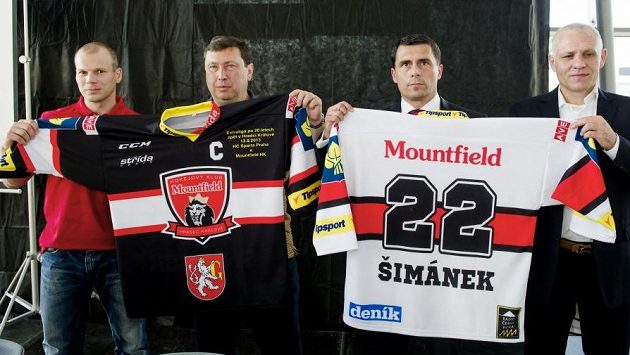 Nové dresy extraligového hokejového klubu Mountfield Hradec Králové. Na fotce zleva zástupce hráčů František Ptáček, předseda představenstva Miroslav Schön, generální manažer klubu Aleš Kmoníček a hlavní trenér Peter Draisaitl. Nové dresy extraligového hokejového klubu Mountfield Hradec Králové. Na fotce zleva zástupce hráčů František Ptáček, předseda představenstva Miroslav Schön, generální manažer klubu Aleš Kmoníček a hlavní trenér Peter Draisaitl.