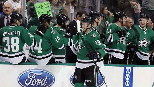 Radek Faksa z Dallasu přijímá gratulace ke gólu proti Philadelphii. Radek Faksa z Dallasu přijímá gratulace ke gólu proti Philadelphii.