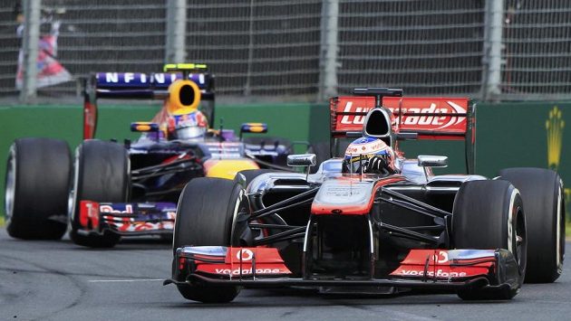 Webber z Red Bullu stíhá Buttona z McLarenu . Webber z Red Bullu stíhá Buttona z McLarenu .