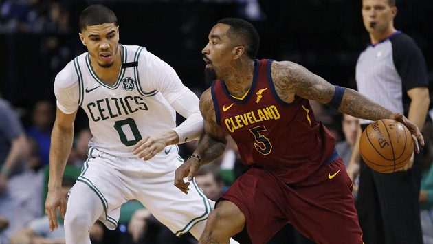 Bostonský Jayson Tatum (0) a JR Smith (5) z Clevelandu. Bostonský Jayson Tatum (0) a JR Smith (5) z Clevelandu.