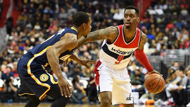 Sheldon McClellan (9) z Washingtonu a Aaron Brooks (00) z Indiany. Sheldon McClellan (9) z Washingtonu a Aaron Brooks (00) z Indiany.