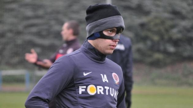 Václav Kadlec je zpátky, zatím s maskou á la Zorro... Václav Kadlec je zpátky, zatím s maskou á la Zorro...