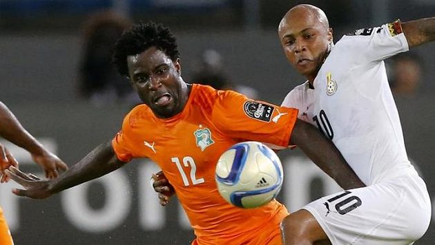 Exsparťan Wilfried Bony (vlevo) v souboji s Andre Ayewem. Exsparťan Wilfried Bony (vlevo) v souboji s Andre Ayewem.