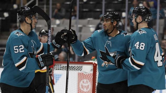 Evander Kane (uprostřed) ze San Jose se raduje po gólu, na snímku s ním jsou Lukáš Radil (52) a Tomáš Hertl (48). Evander Kane (uprostřed) ze San Jose se raduje po gólu, na snímku s ním jsou Lukáš Radil (52) a Tomáš Hertl (48).