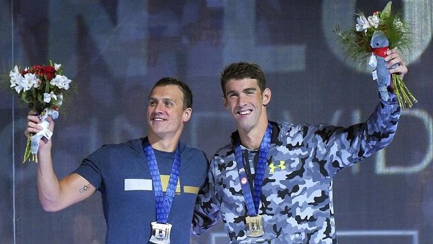 Ryan Lochte a Michael Phelps při závěrečném ceremoniálu americké kvalifikace. Ryan Lochte a Michael Phelps při závěrečném ceremoniálu americké kvalifikace.