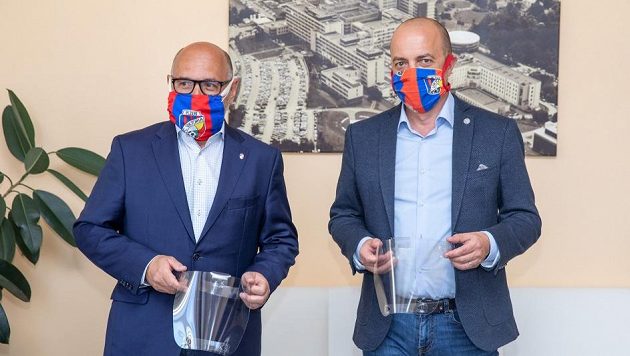 Fotbalisté Plzně dál pomáhají v boji s koronavirem. Prezident klubu Tomáš Paclík ve fakultní nemocnici předal lékařům tisíc ochranných štítů. Fotbalisté Plzně dál pomáhají v boji s koronavirem. Prezident klubu Tomáš Paclík ve fakultní nemocnici předal lékařům tisíc ochranných štítů.