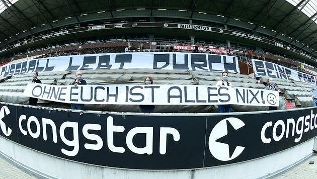 Němečtí fanoušci protestují proti zavřeným stadionům. Němečtí fanoušci protestují proti zavřeným stadionům.