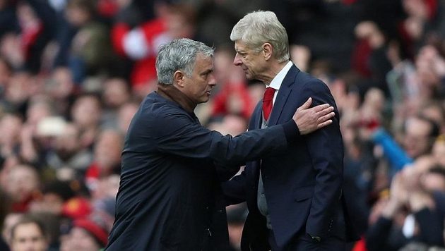 José Mourinho a Arséne Wenger si podávají ruku po zápase José Mourinho a Arséne Wenger si podávají ruku po zápase