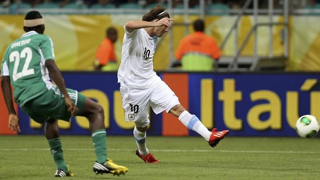 Uruguayský útočník Diego Forlán střílí gól v utkání s Nigérií v utkání skupiny B na Poháru FIFA. Uruguayský útočník Diego Forlán střílí gól v utkání s Nigérií v utkání skupiny B na Poháru FIFA.