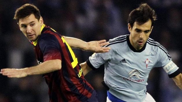 Borja Oubina (vpravo) z Viga bojuje o míč s hvězdou Barcelony Lionelem Messim. Borja Oubina (vpravo) z Viga bojuje o míč s hvězdou Barcelony Lionelem Messim.
