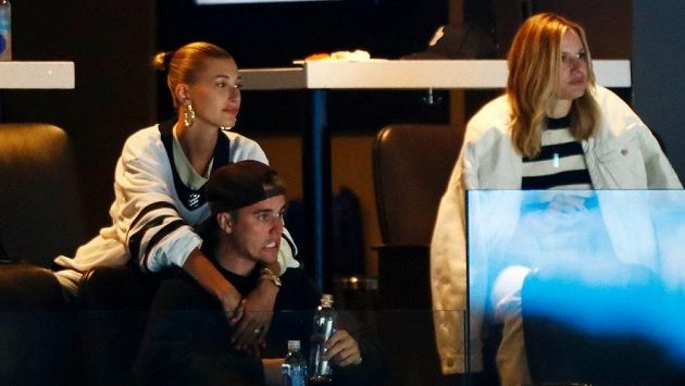 Justin Bieber sleduje porážku Toronta Maple Leafs s Bostonem Bruins 5:1 během sedmého zápasu prvního kola play off. Justin Bieber sleduje porážku Toronta Maple Leafs s Bostonem Bruins 5:1 během sedmého zápasu prvního kola play off.