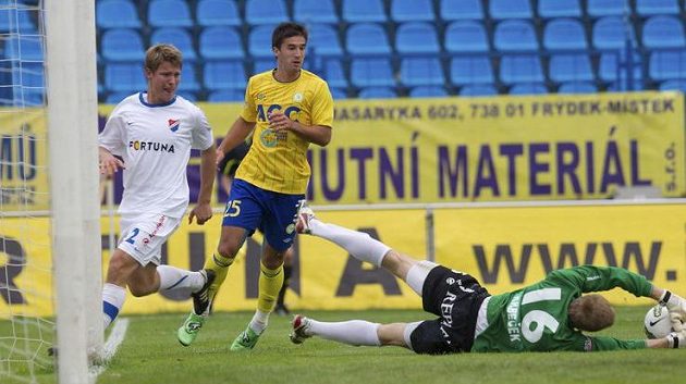 Brankář Baníku Lukáš Krbeček (vpravo) vyráží střelu Aidima Mahmutoviče z Teplic. Vlevo je ostravský Pavel Dreksa. Brankář Baníku Lukáš Krbeček (vpravo) vyráží střelu Aidima Mahmutoviče z Teplic. Vlevo je ostravský Pavel Dreksa.
