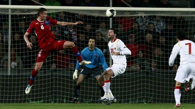 Tomáš Pekhart (vlevo) přehazuje míč přes Miodraga Džudoviče z Černé Hory v barážovém střetnutí o EURO 2012. Tomáš Pekhart (vlevo) přehazuje míč přes Miodraga Džudoviče z Černé Hory v barážovém střetnutí o EURO 2012.