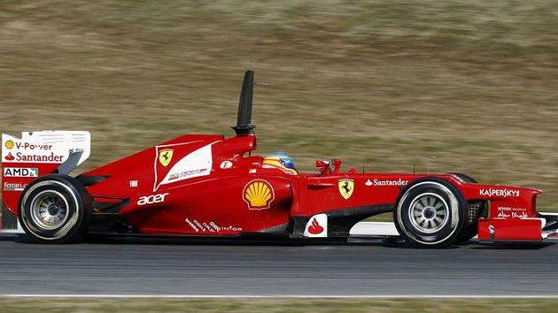 Fernando Alonso s vozem Ferrari při testech v Barceloně. Fernando Alonso s vozem Ferrari při testech v Barceloně.