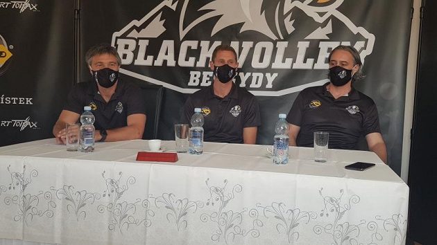 Jakub Salon (uprostřed), trenér Black Volley Beskydy. Jakub Salon (uprostřed), trenér Black Volley Beskydy.