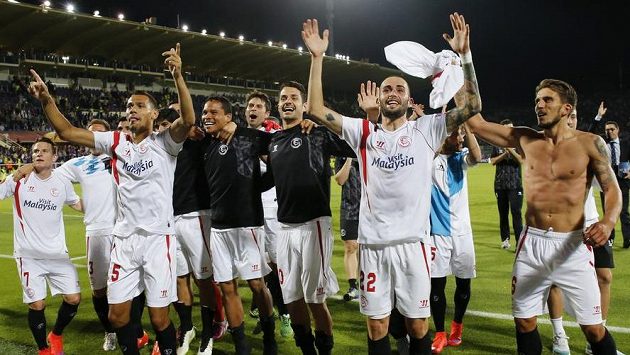 Radost hráčů Sevilly po odvetě semifinále EL na hřišti Fiorentiny. Radost hráčů Sevilly po odvetě semifinále EL na hřišti Fiorentiny.
