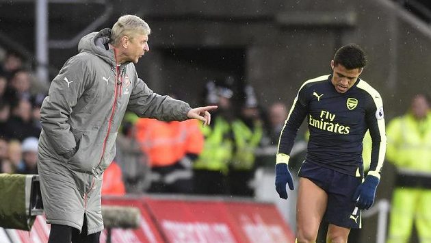 Alexis Sánchez už v dresu Arsenalu s trenérem Arsénem Wengerem. Alexis Sánchez už v dresu Arsenalu s trenérem Arsénem Wengerem.