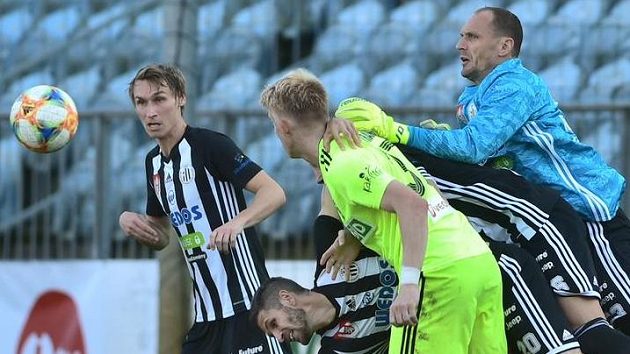 Souboj o míč v utkání 14. kola první fotbalové ligy mezi SK Dynamo České Budějovice a MFK Karviná. Souboj o míč v utkání 14. kola první fotbalové ligy mezi SK Dynamo České Budějovice a MFK Karviná.