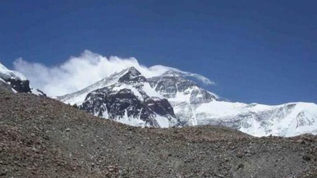 Pohled na vichrem bičovaný vrchol Mt. Everestu (8850 m) Pohled na vichrem bičovaný vrchol Mt. Everestu (8850 m)