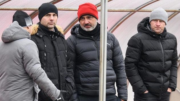 Sportovní ředitel Slavie Praha Jan Nezmar, trenér Jindřich Trpišovský a vedoucí mužstva Stanislav Vlček. Sportovní ředitel Slavie Praha Jan Nezmar, trenér Jindřich Trpišovský a vedoucí mužstva Stanislav Vlček.