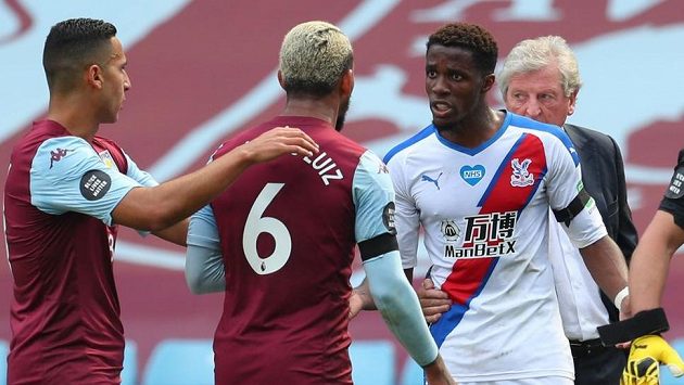 Wilfried Zaha (vpravo) z Crystal Palace s Douglas Luiz z Aston Villy po zápase. Wilfried Zaha (vpravo) z Crystal Palace s Douglas Luiz z Aston Villy po zápase.