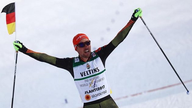 Johannes Rydzek z Německa při triumfu na MS v Lahti. Johannes Rydzek z Německa při triumfu na MS v Lahti.