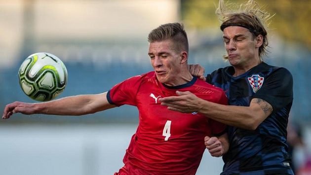 V tvrdém souboji (zleva) český obránce Libor Holík a Borna Sosa z Chorvatska. V tvrdém souboji (zleva) český obránce Libor Holík a Borna Sosa z Chorvatska.