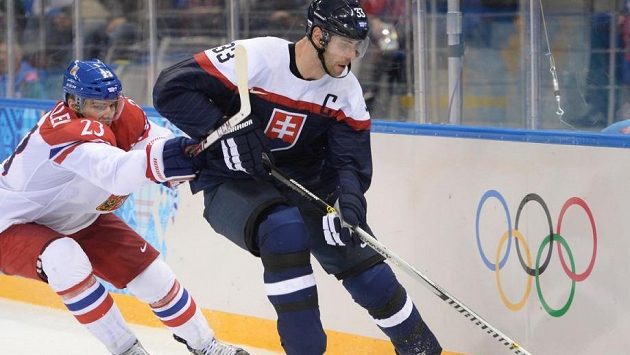 Zdeno Chára (vpravo) v dresu slovenské reprezentace následován Zbyňkem Michálkem na olympijském turnaji v Soči. Zdeno Chára (vpravo) v dresu slovenské reprezentace následován Zbyňkem Michálkem na olympijském turnaji v Soči.
