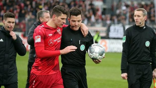 Mario Gomez diskutuje s rozhodčími. Mario Gomez diskutuje s rozhodčími.