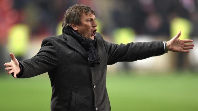 Trenér Slavie Miroslav Beránek se zlobí... Trenér Slavie Miroslav Beránek se zlobí...