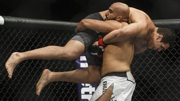 Luis Henrique z Brazílie v problémech. Arjan Singh Bhullar z Kanady, který má indické předky, háže soka k zemi při své premiéře v UFC v Edmontonu. Luis Henrique z Brazílie v problémech. Arjan Singh Bhullar z Kanady, který má indické předky, háže soka k zemi při své premiéře v UFC v Edmontonu.