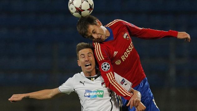 Milan Petržela (vlevo) v hlavičkovém souboji s Georgijem Ščennikovem. Milan Petržela (vlevo) v hlavičkovém souboji s Georgijem Ščennikovem.