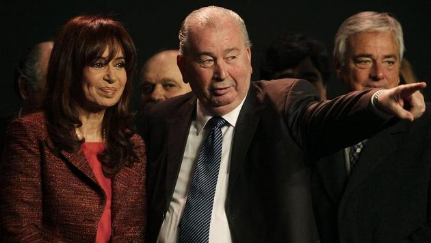 Argentinská prezidentka Cristina Fernandezová na snímku se zesnulým předsedou AFA Juliem Grondonou. Argentinská prezidentka Cristina Fernandezová na snímku se zesnulým předsedou AFA Juliem Grondonou.