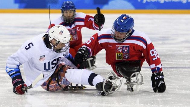 Zdeněk Krupička (98) bojuje o puk s Američanem Billmy Hanning Jr. (5). Zdeněk Krupička (98) bojuje o puk s Američanem Billmy Hanning Jr. (5).