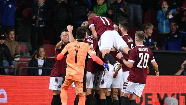 Fotbalisté Sparty se radují z úvodní branky utkání Fotbalisté Sparty se radují z úvodní branky utkání