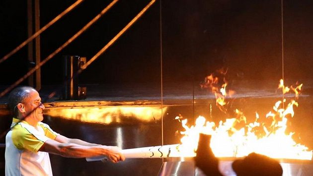 Vanderlei Cordeiro de Lima zapaluje olympijský oheň při zahajovacím ceremoniálu her. Vanderlei Cordeiro de Lima zapaluje olympijský oheň při zahajovacím ceremoniálu her.