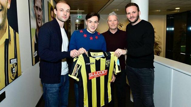 Ruský obránce Vjačeslav Karavajev po roce a půl odešel z pražské Sparty a přestoupil do Vitesse Arnhem. Na snímku je zleva Ivan Bakulin (ruska pobočka Sport Investu), Vjačeslav Karavajev, Alex Stok (nizozemská pobočka Sport Investu) a generální ředitel Sport Invest International Jakub Otava. Ruský obránce Vjačeslav Karavajev po roce a půl odešel z pražské Sparty a přestoupil do Vitesse Arnhem. Na snímku je zleva Ivan Bakulin (ruska pobočka Sport Investu), Vjačeslav Karavajev, Alex Stok (nizozemská pobočka Sport Investu) a generální ředitel Sport Invest International Jakub Otava.