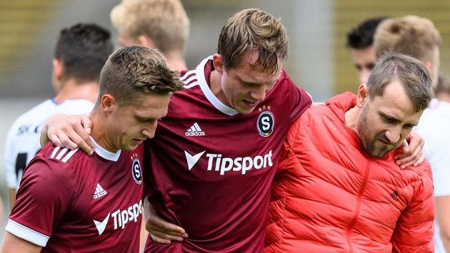 Zraněný Lukáš Juliš (uprostřed), Tomáš Wiesner a lékař Milan Čermák během přípravného utkání Sparta Praha - SK Líšeň. Zraněný Lukáš Juliš (uprostřed), Tomáš Wiesner a lékař Milan Čermák během přípravného utkání Sparta Praha - SK Líšeň.