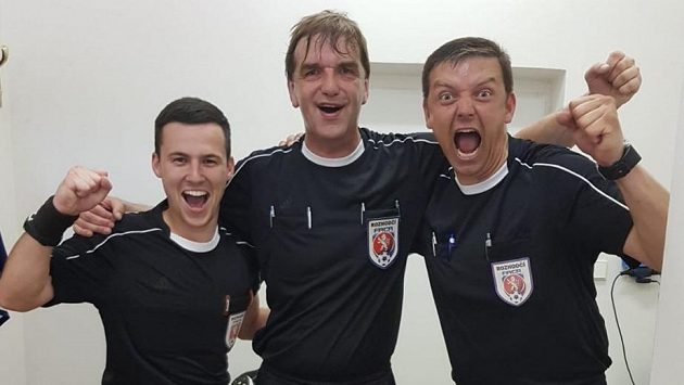 Rozhodčí Ivo Duchoň (uprostřed) se loučil s kariérou. Na jeho poslední utkání ho dorazilo podpořit třicet jeho kolegů. Se svými asistenty si duel užíval a po utkání bylo v rozhodcovské kabině pořádně veselo. Rozhodčí Ivo Duchoň (uprostřed) se loučil s kariérou. Na jeho poslední utkání ho dorazilo podpořit třicet jeho kolegů. Se svými asistenty si duel užíval a po utkání bylo v rozhodcovské kabině pořádně veselo.