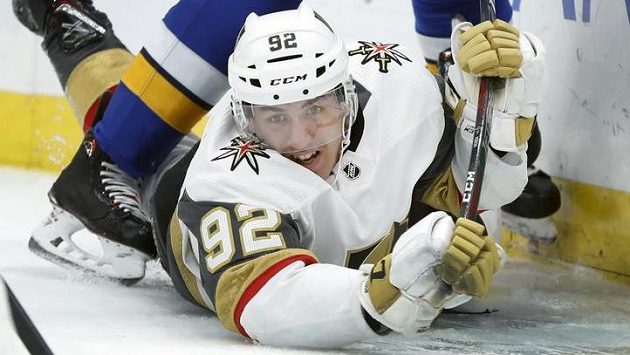 Tomáš Nosek z Vegas Golden Knights v urputné bitvě na ledě. Tomáš Nosek z Vegas Golden Knights v urputné bitvě na ledě.