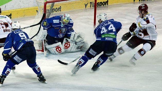 Marek Bartánus v dresu pražské Sparty (vpravo). Marek Bartánus v dresu pražské Sparty (vpravo).