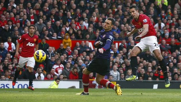Robin van Persie v dresu Manchesteru United (vpravo) překonává gólmana Arsenalu Thomase Vermaelena. Robin van Persie v dresu Manchesteru United (vpravo) překonává gólmana Arsenalu Thomase Vermaelena.