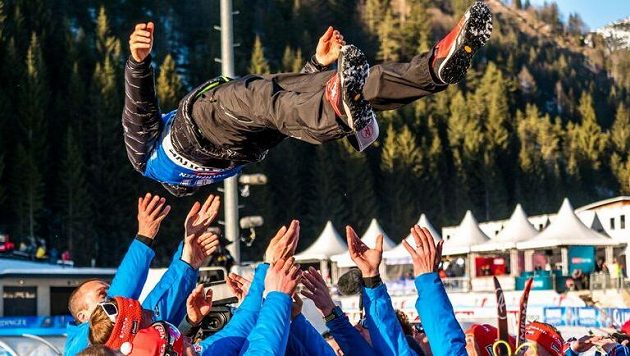 Oslavy stříbra! Ondřej Moravec se ocitl nad hlavami svých kolegů z reprezentace. Oslavy stříbra! Ondřej Moravec se ocitl nad hlavami svých kolegů z reprezentace.