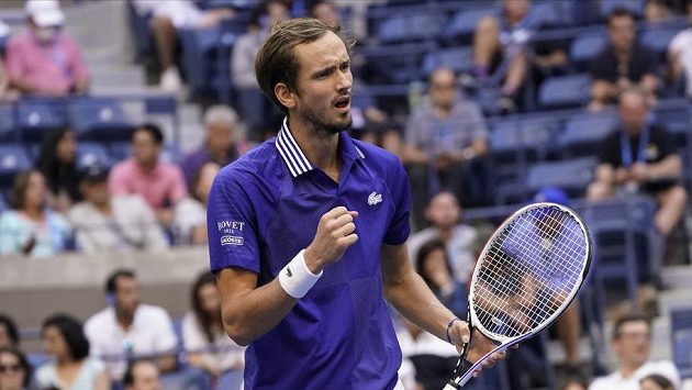 Rus Daniil Medveděv při utkání, v němž porazil Kanaďana Félixe Augera-Aliassimea. Rus Daniil Medveděv při utkání, v němž porazil Kanaďana Félixe Augera-Aliassimea.