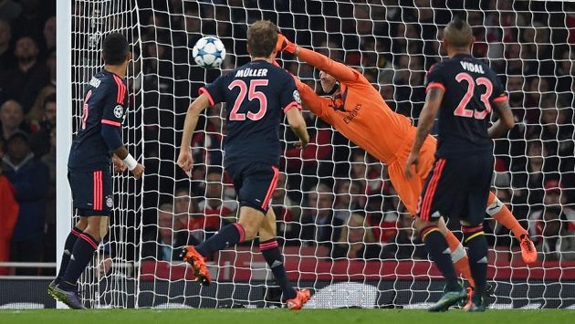 Petr Čech vyráží střelu Artura Vidala z Bayernu (23) v utkání základní skupiny Ligy mistrů. Petr Čech vyráží střelu Artura Vidala z Bayernu (23) v utkání základní skupiny Ligy mistrů.