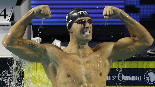 Matt Grevers slaví vítězství v Indianapolis. Matt Grevers slaví vítězství v Indianapolis.